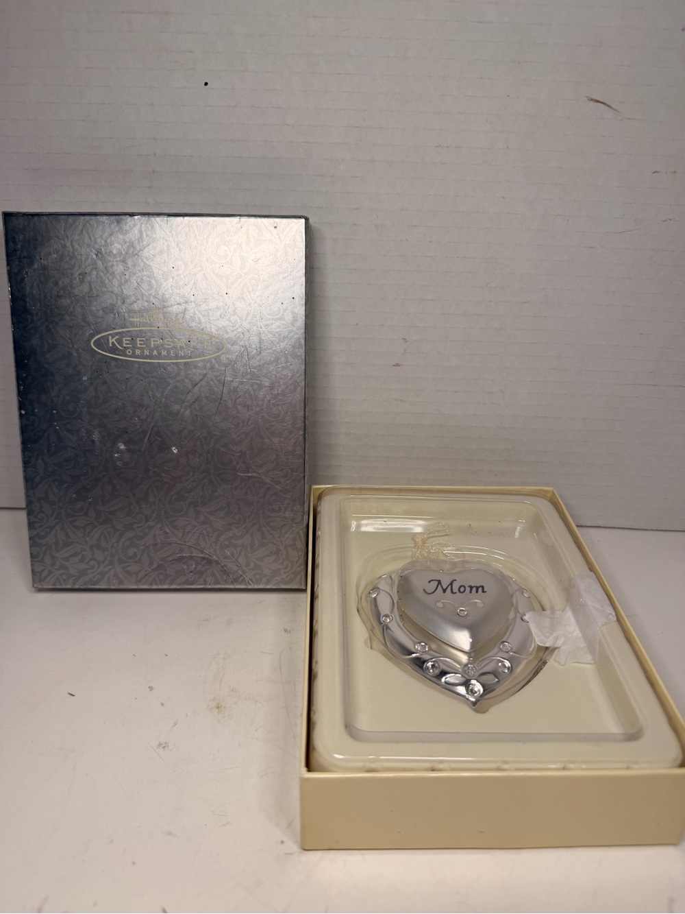 Hallmark Keepsake
Ornament Mom Heart
Locket With Box